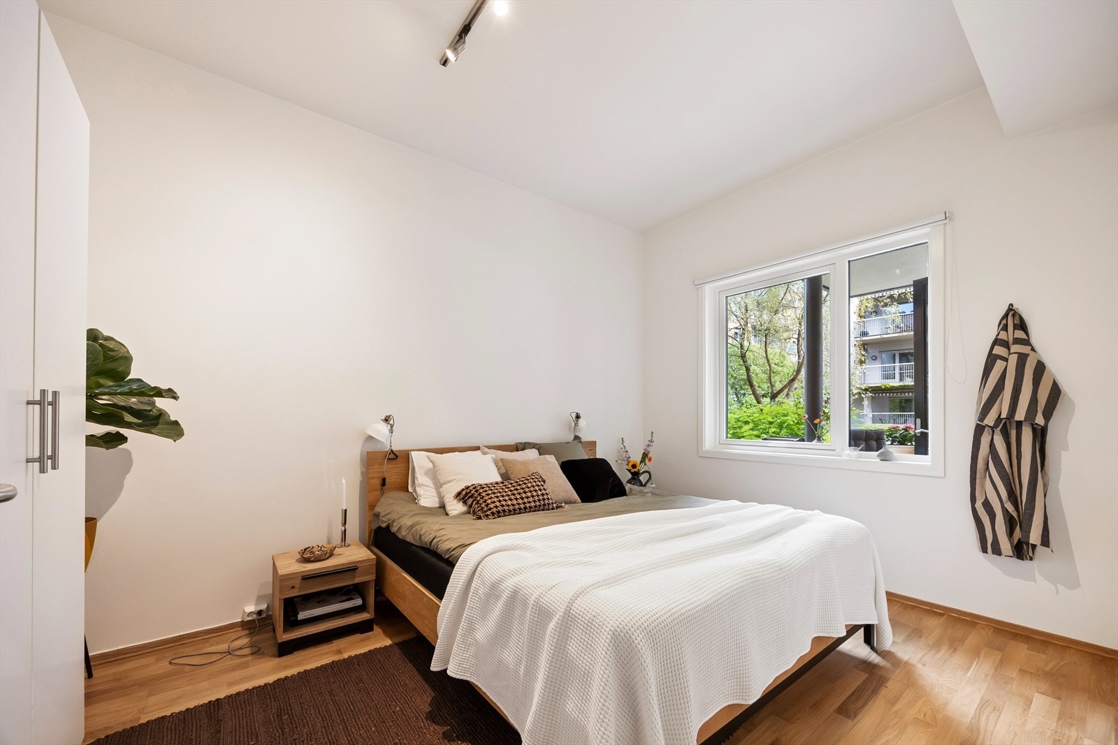 Stort soverom med god plass til bred seng, nattbord og store garderobeskap. Galleribilde