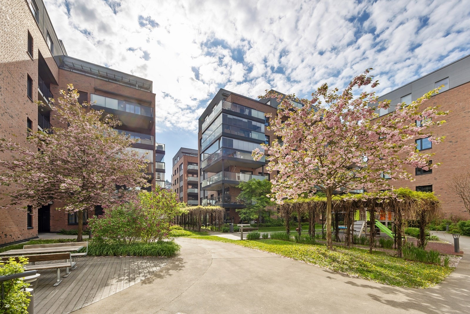 Borettslagets fellesareal er pent opparbeidet med gangstier og beplantning. Galleribilde