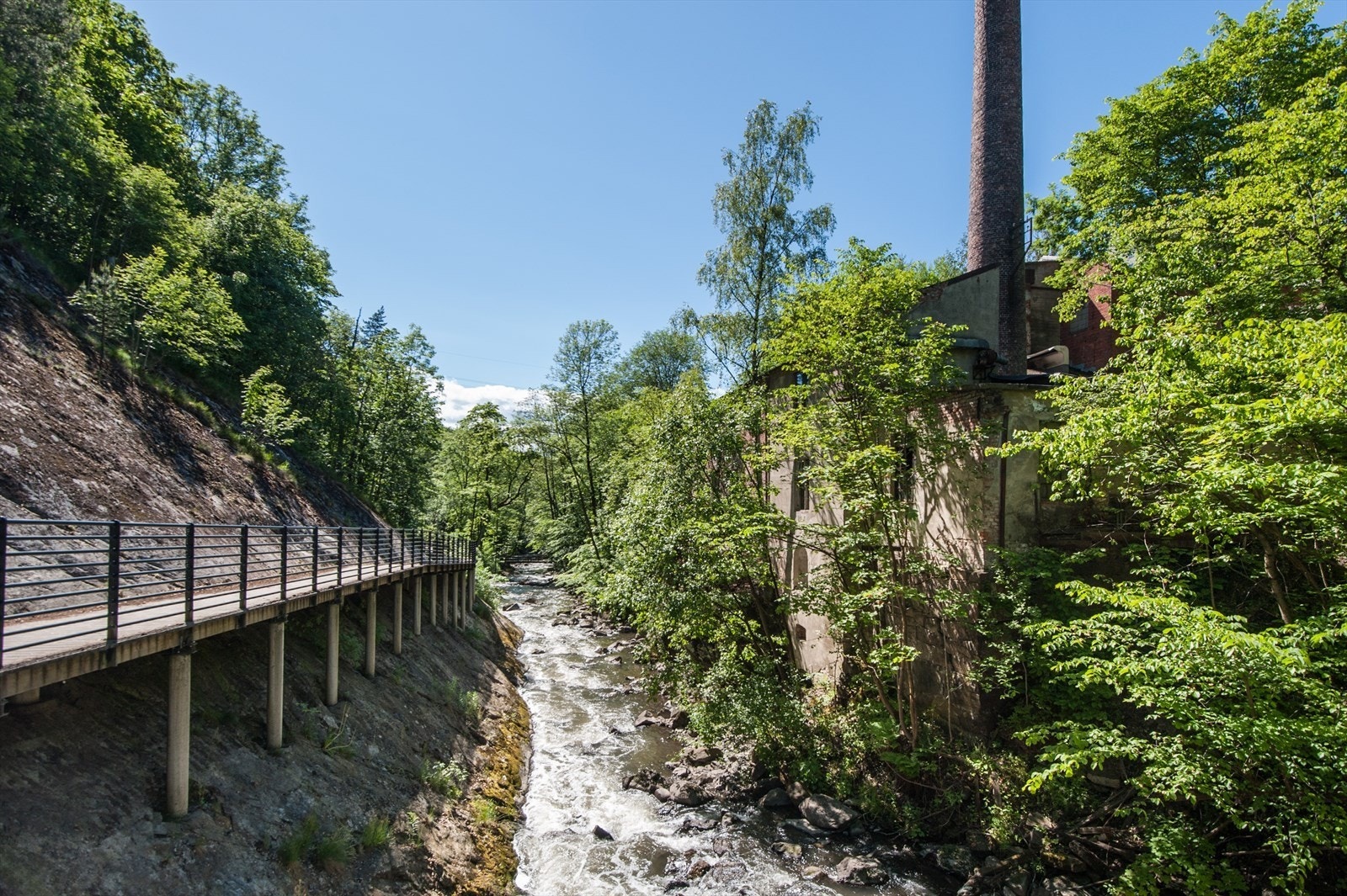 Det er kort vei til flotte turmuligheter. Her fra Svartdalsparken og Alnaelva. Galleribilde
