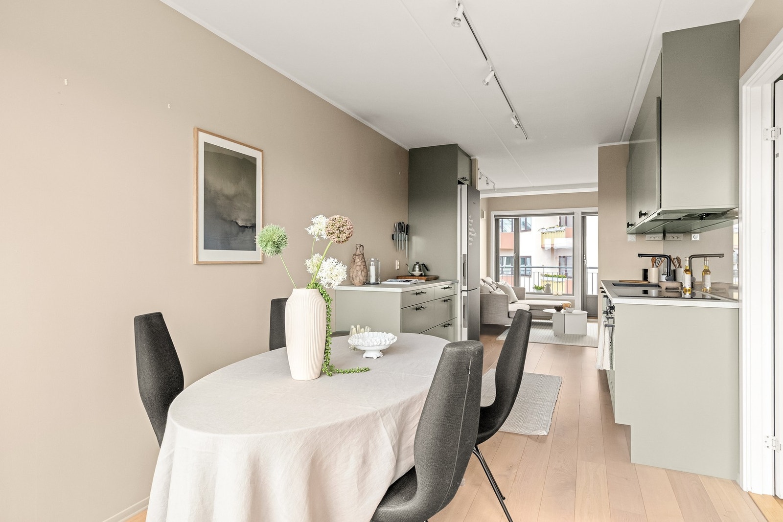 Spiseplassen ligger naturlig tilknyttet kjøkken og stue, og gir rom for hyggelige middager og sosiale sammenkomster. Galleribilde