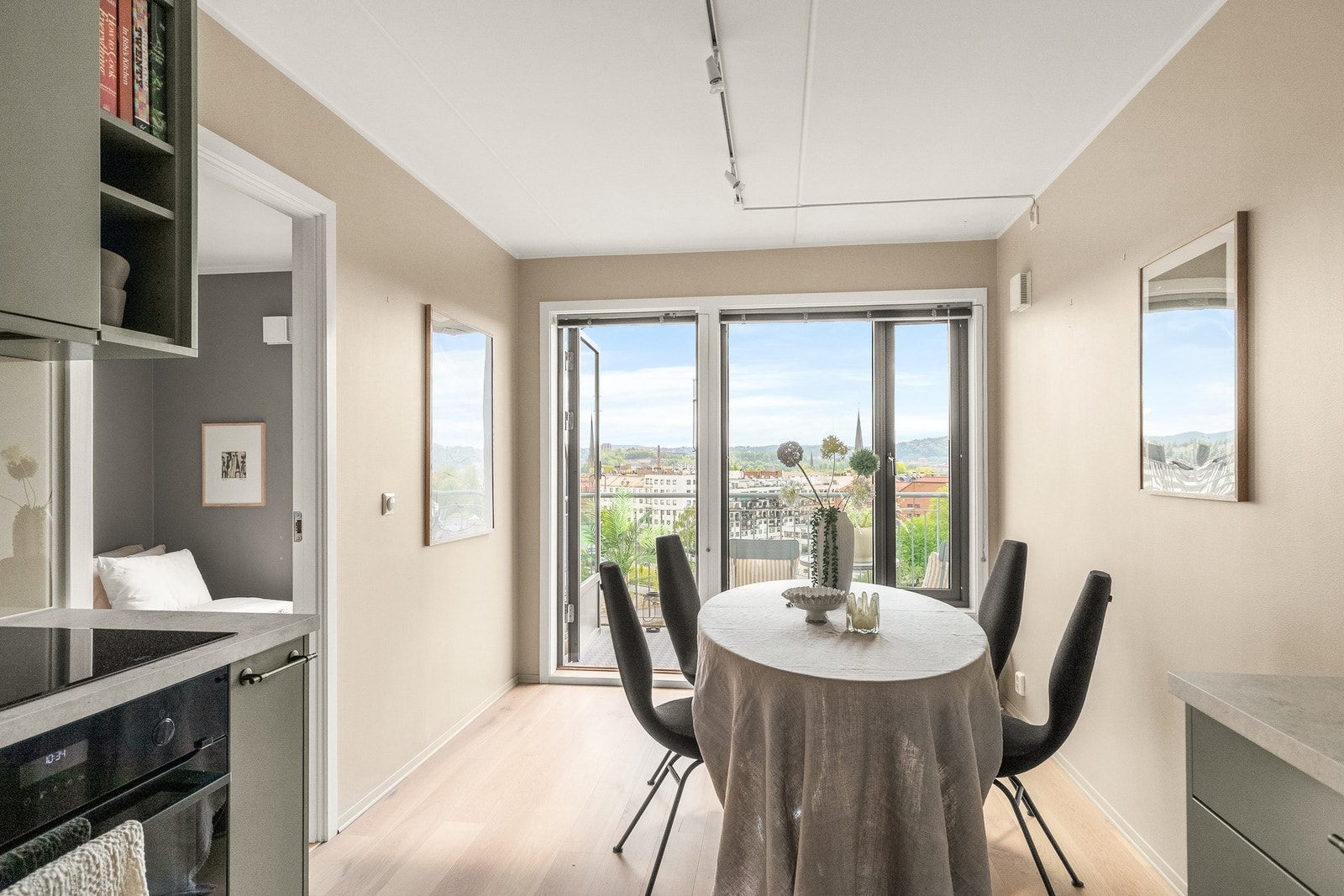 God plass til stor spisegruppe. Galleribilde