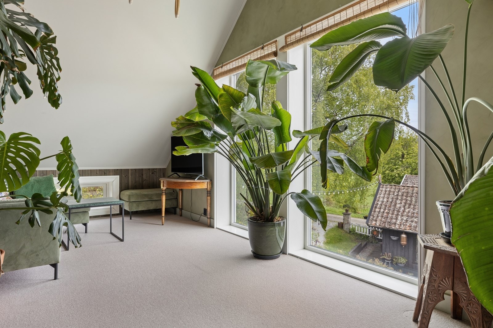 Praktisk loftsstue, også her med store vindusflater som slipper inn rikelig med naturlig sollys! Galleribilde