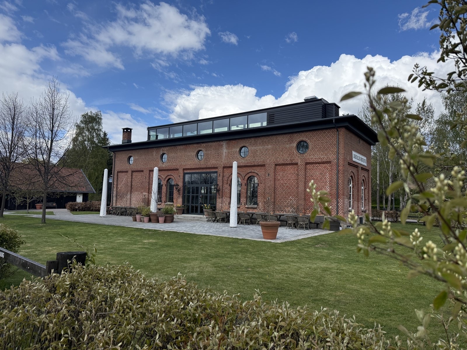 I nærområdet finner man Lokstallen Røykenvik restaurant og butikk, som holder til i en gammel lokstall i vakre Røykenvik ved Randsfjorden. Her får man gode smaker i et personlig og vakkert miljø. Utformet av samme arkitekt som på huset i Eggelinna. Galleribilde