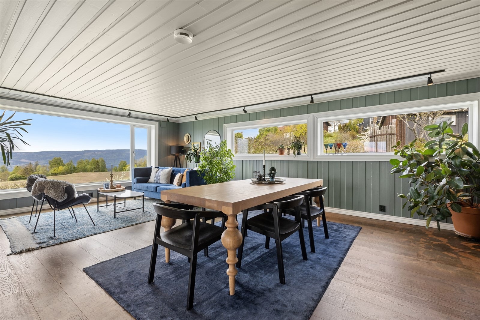 Her er det også plass til langbord, når man skal ha hele storfamilien på besøk. Galleribilde