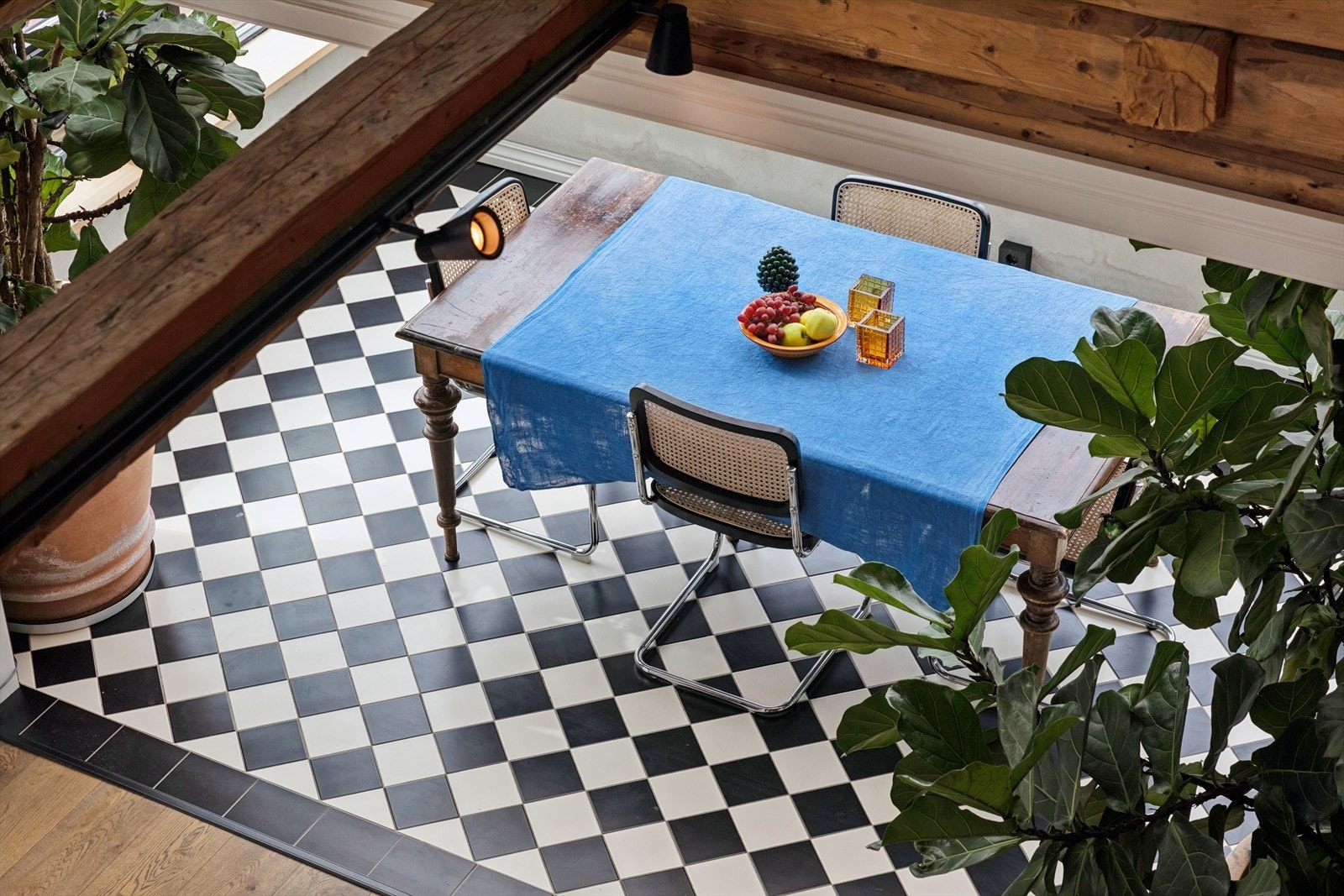 Sjakkrutete fliser definerer sonen for spisestuen. Galleribilde