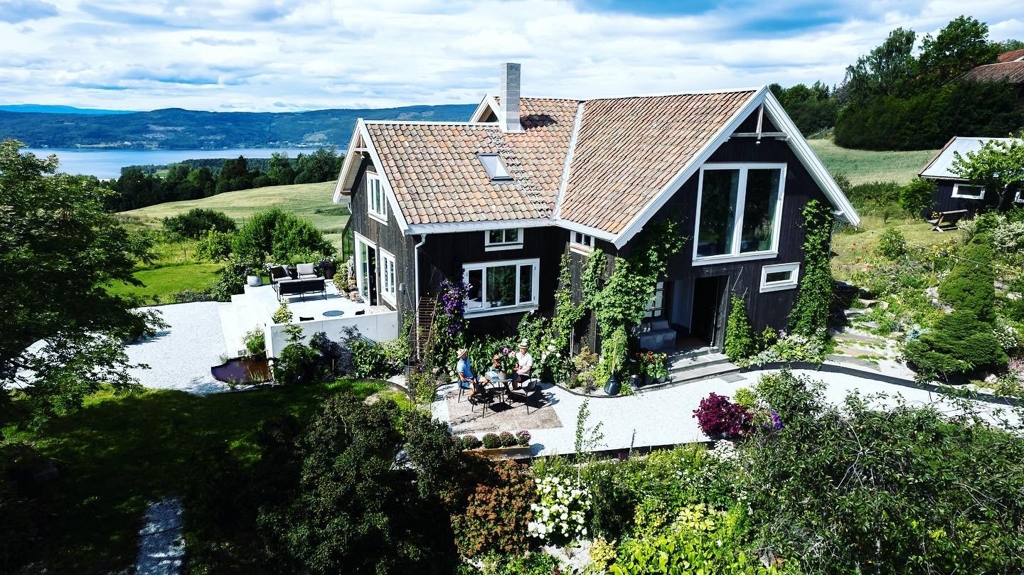 Innvendig har arkitekt Erik Collett fått lov å sette sitt preg - han sto også bak den lokale restauranten Lokstallen, hvor målet var å ta et bygg inn i en ny tid, åpne opp og bruke det som er, med livlig fantasi og dristige valg. Galleribilde