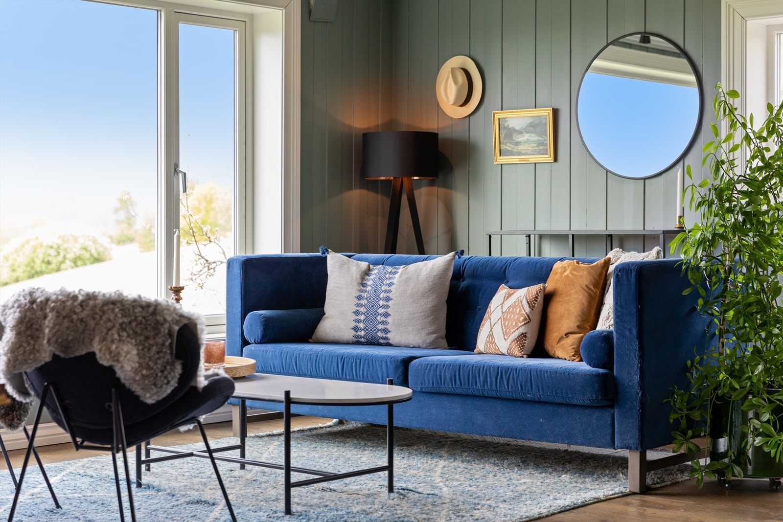 Romslig stue, med god plass til både spisestue, sofa og godstolene. Galleribilde