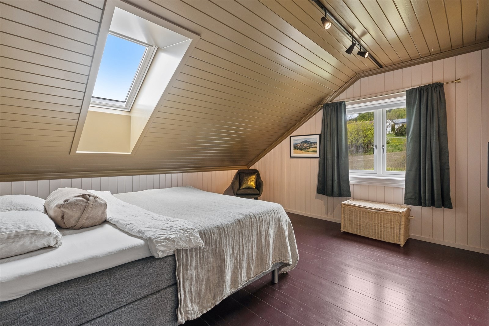 Soverom 2 har dør inn til hovedsoverommet og kan fint brukes som walk-in garderobe. Galleribilde