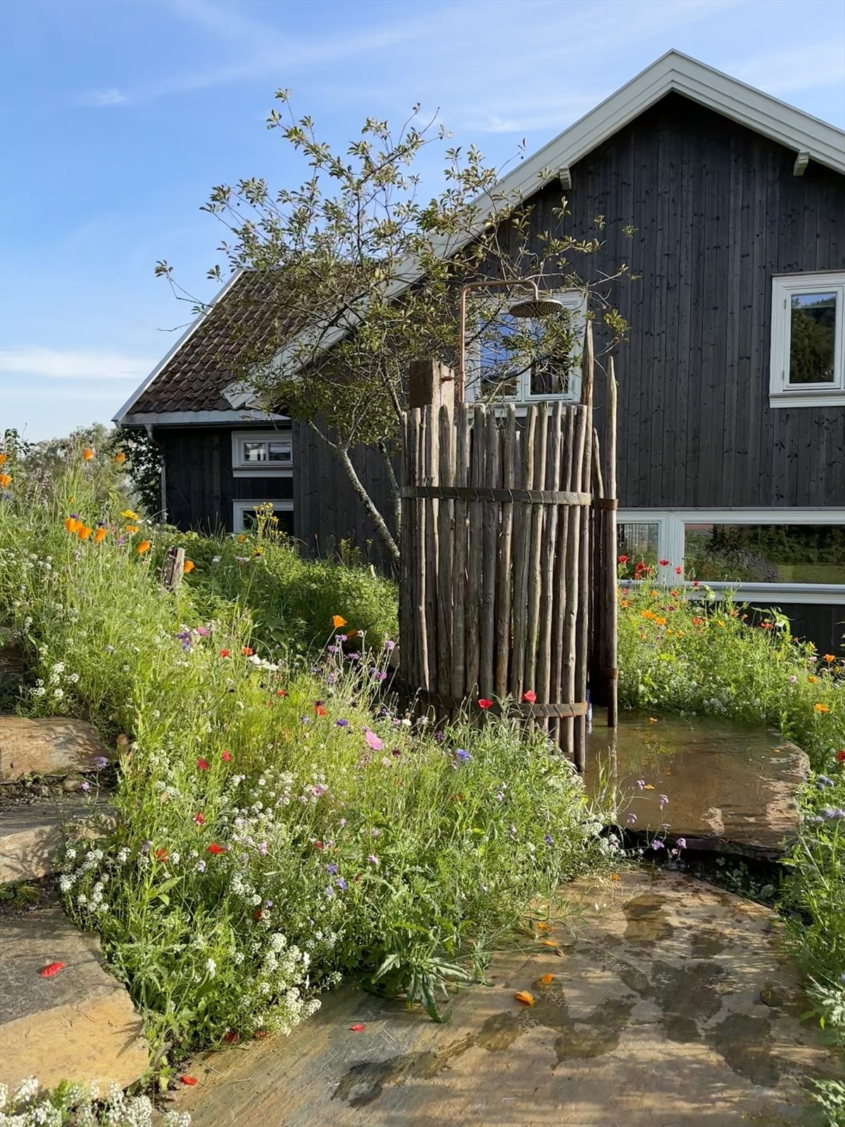 Utedusjen er omgitt av en blomstereng som understreker den naturnære følelsen. Galleribilde