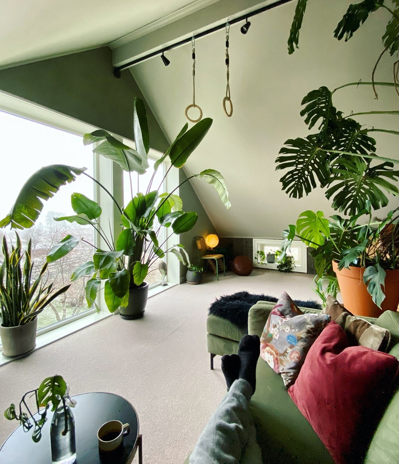 Loftstuen er et fleksibelt rom med store vindusflater og teppe på gulvet. Galleribilde
