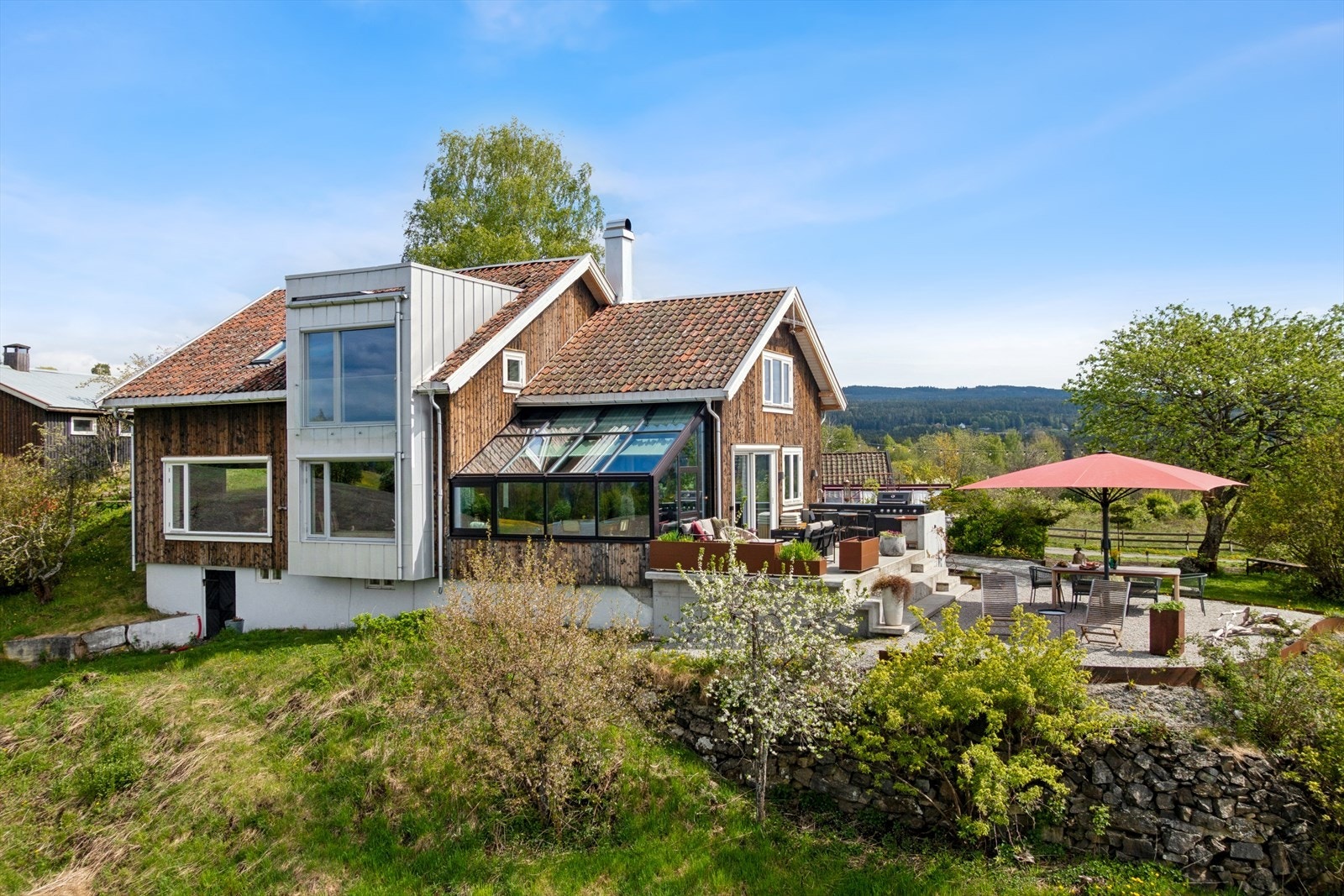 En arkitektonisk, landlig perle!
Huset står fortsatt på samme ytterpunkter, men hele huset er bygget om, med blant annet ny kledning, to påbygg, etterisolert, skiftet vinduer, utvidet vindusåpninger m.m. Galleribilde