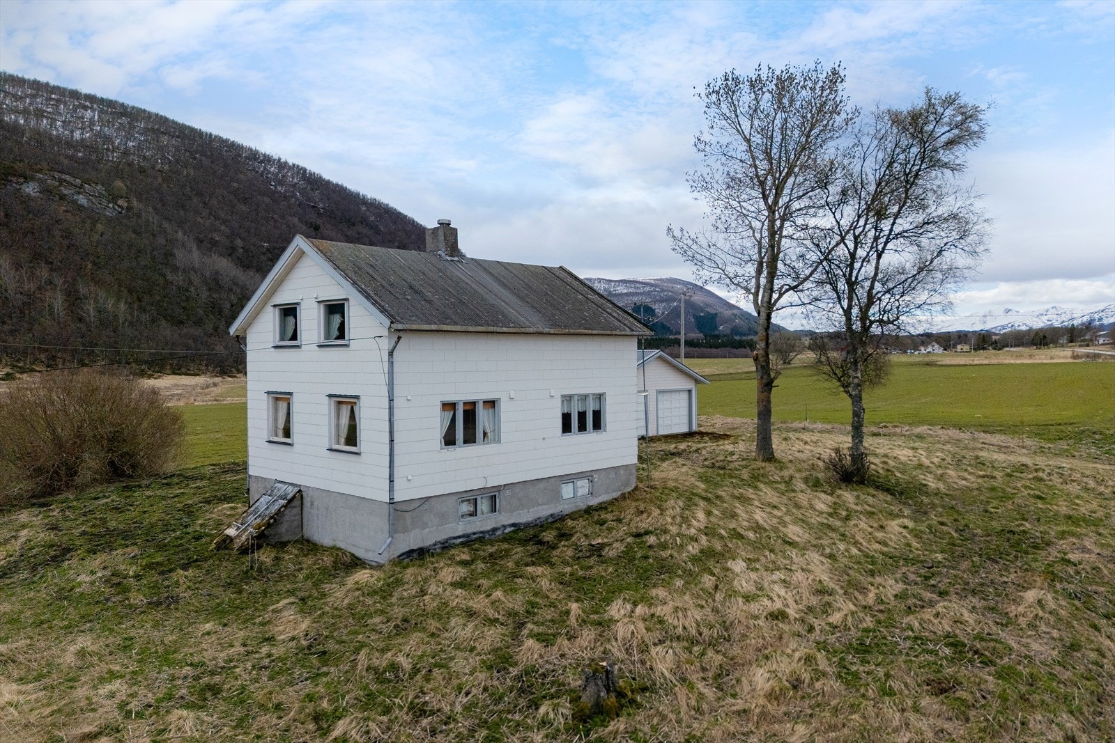 Stor fritidseiendom med garasje. Galleribilde