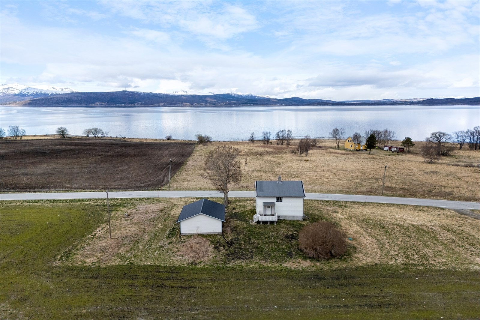 Eiendom beliggende i landlige omgivelser i Kjeldebotn. 19 km til Ballangen sentrum med dagligvarebutikk. barneskole og barnehage. Nærhet til sjøen og flott turterreng. Galleribilde