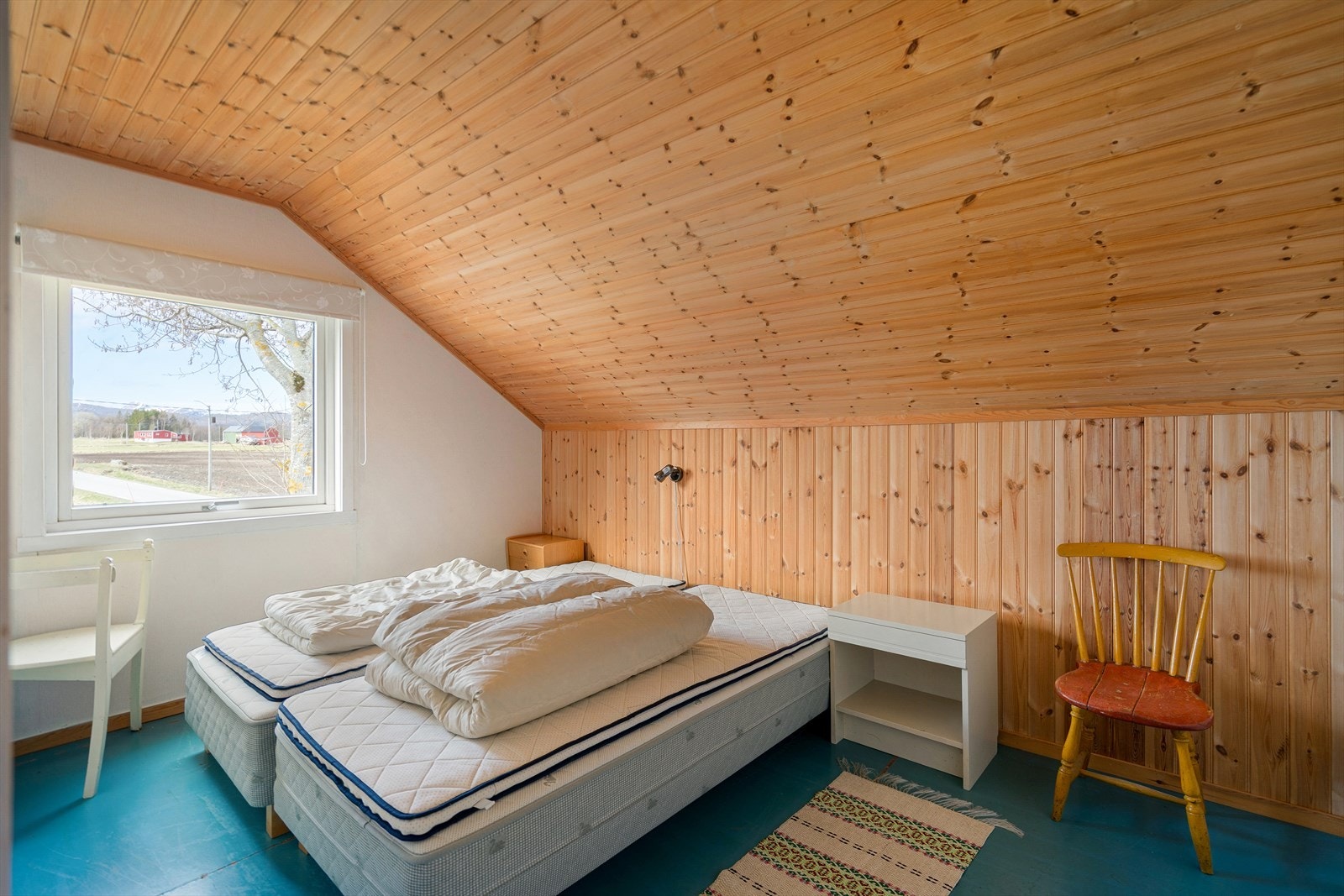 Soverom 3- Stort soverom med god plass for soveromsmøbler og garderobeløsning. Galleribilde