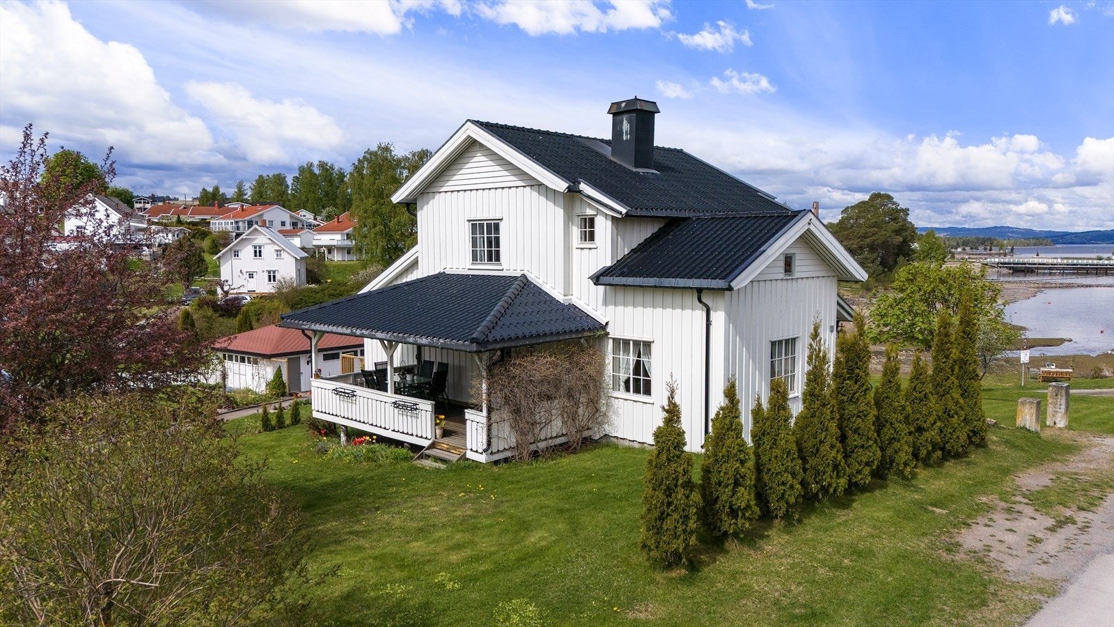 Enebolig i Kapp sentrum med med flott beliggenhet ved Mjøsa - Separat tomtedel med egen stranlinje Galleribilde