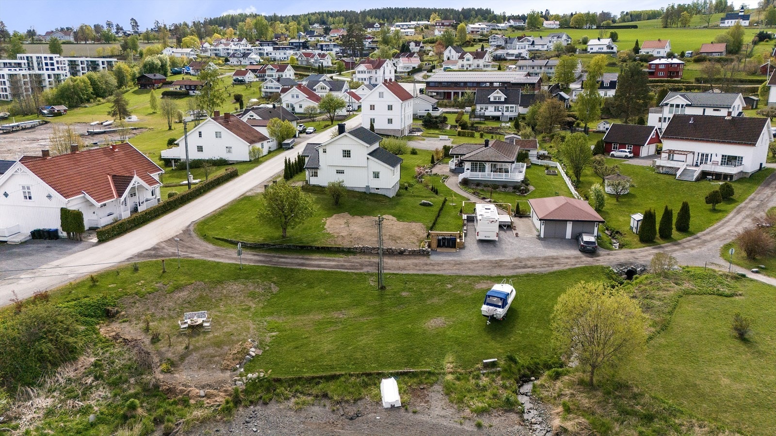 Fasade fra Mjøsa og innover mot Kapp - Tomtedel med stranlinje nederst i bildet medfølger Galleribilde