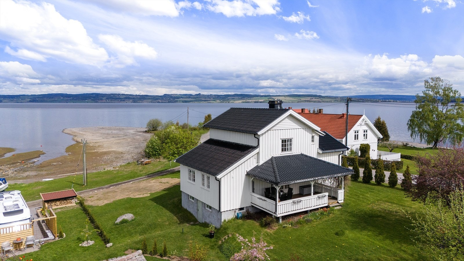 Egen strandlinje på separat tomtedel ( Det står en sittegruppe på tomten midt i bildet ut mot Mjøsa) Galleribilde