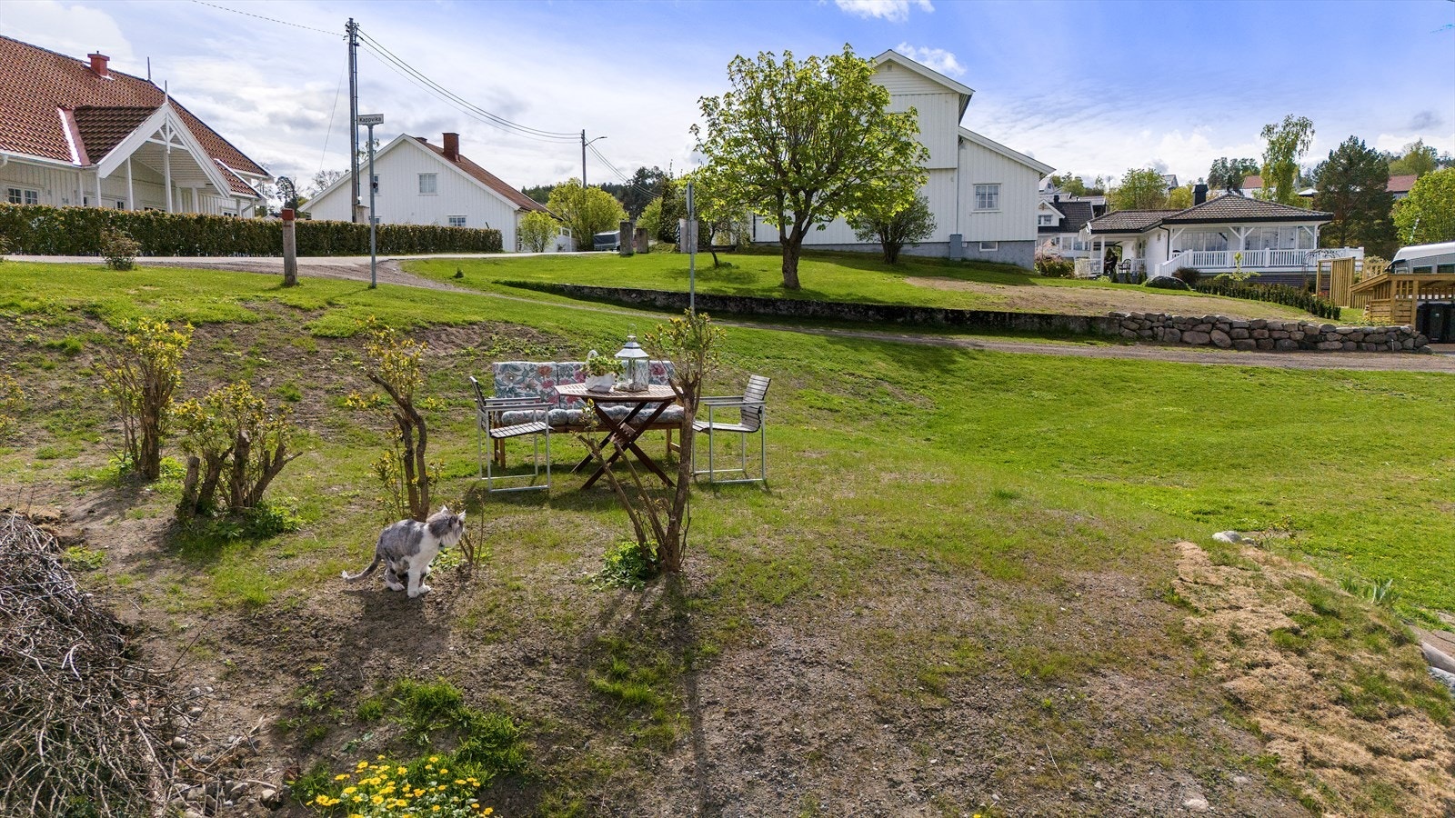 Tomten grenser mot Mjøsa med et flott separat område Galleribilde