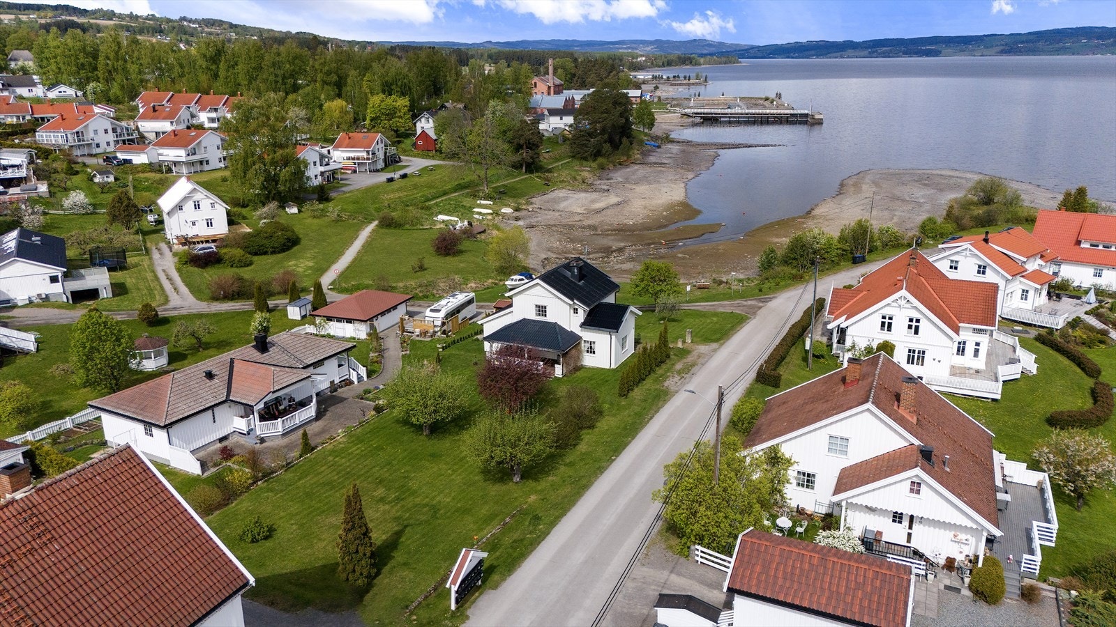 Selveiet tomt på ca 2 mål inkludert en separat del som grenser til Mjøsa Galleribilde
