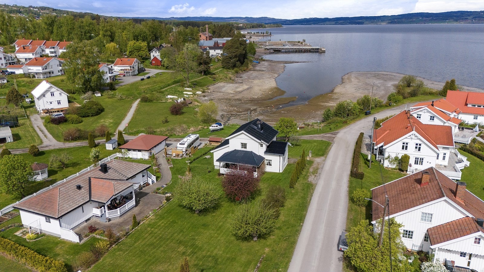 Fasade - Gangavstand til båthavn og sentrum, etc Galleribilde