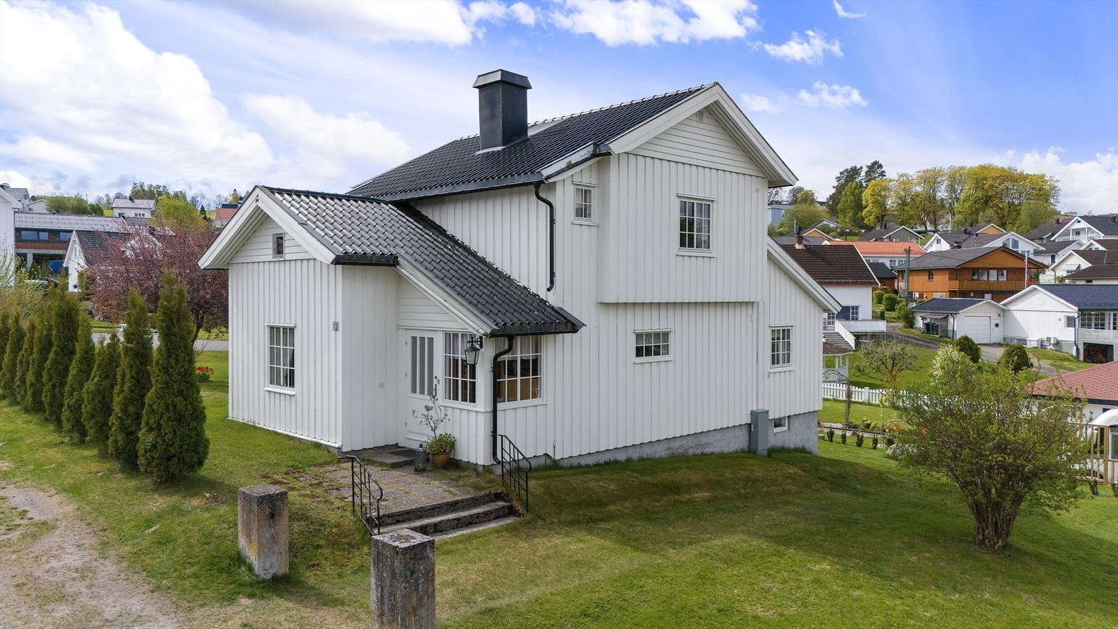 Fasade inngangspartiet med gårdsplass Galleribilde