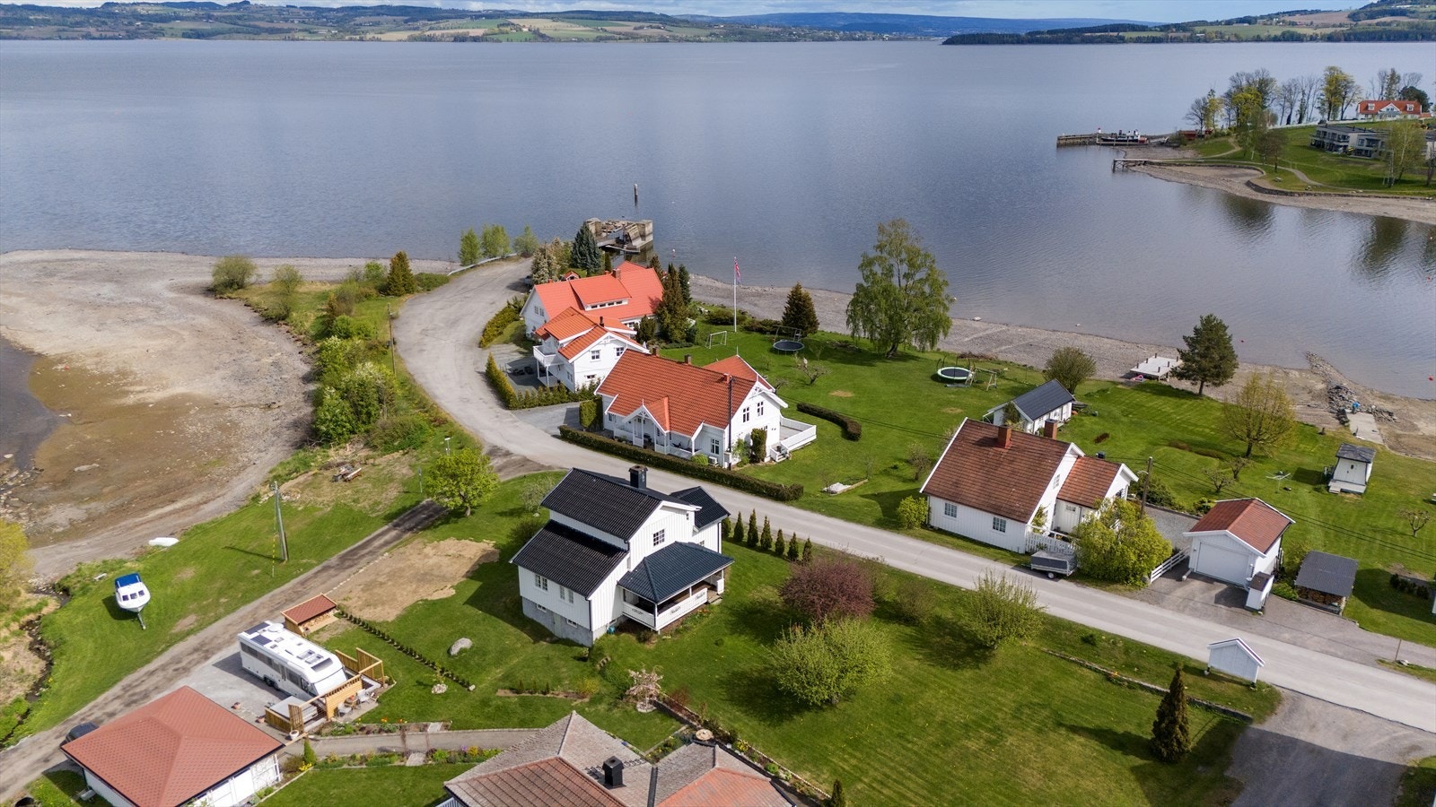 Nydelig beliggenhet i vika på Kapp - Tomtedel til venstre ut mot Mjøsa hører eiendommen til med egen strandlinje Galleribilde