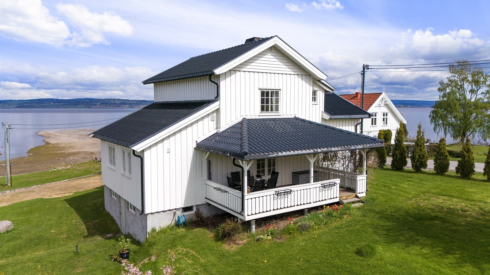 Koselig overbygd terrasse mot hagen Galleribilde
