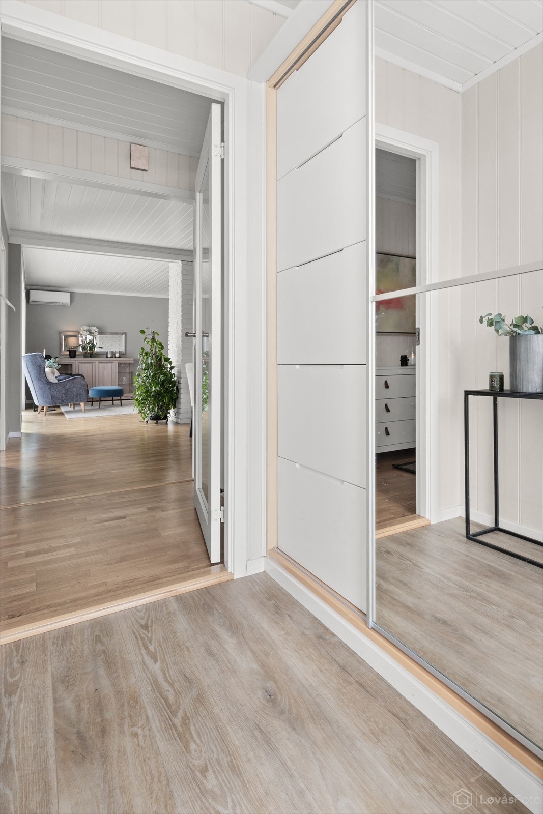 Entréen oppleves både praktisk og ryddig med en god flyt videre inn mot boligens oppholdsrom. Lyse overflater og moderne uttrykk skaper en trivelig ramme rundt hverdagen. Galleribilde