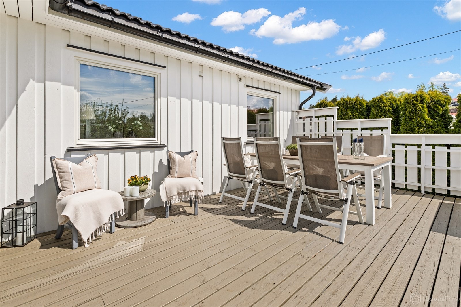 Terrassen har svært gode møbleringsmuligheter med plass til både spisegruppe, grill og sosiale soner. Galleribilde