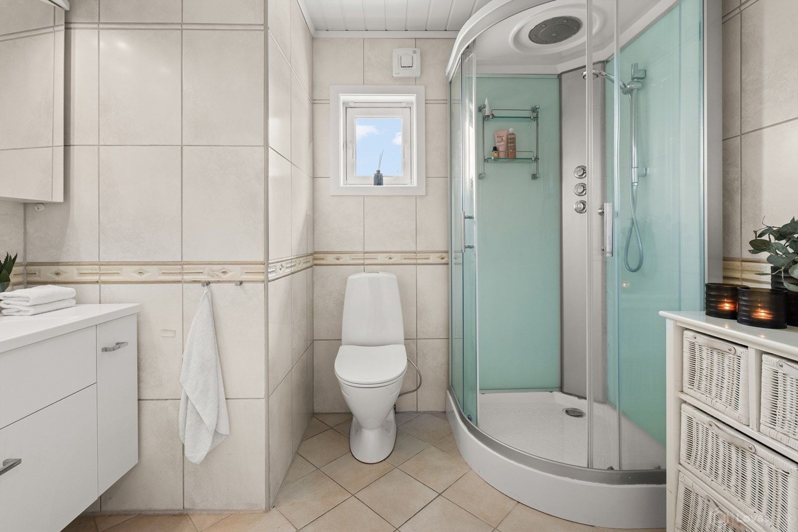Badet i hovedetasjen fremstår lyst og funksjonelt med en tidløs utførelse. Galleribilde