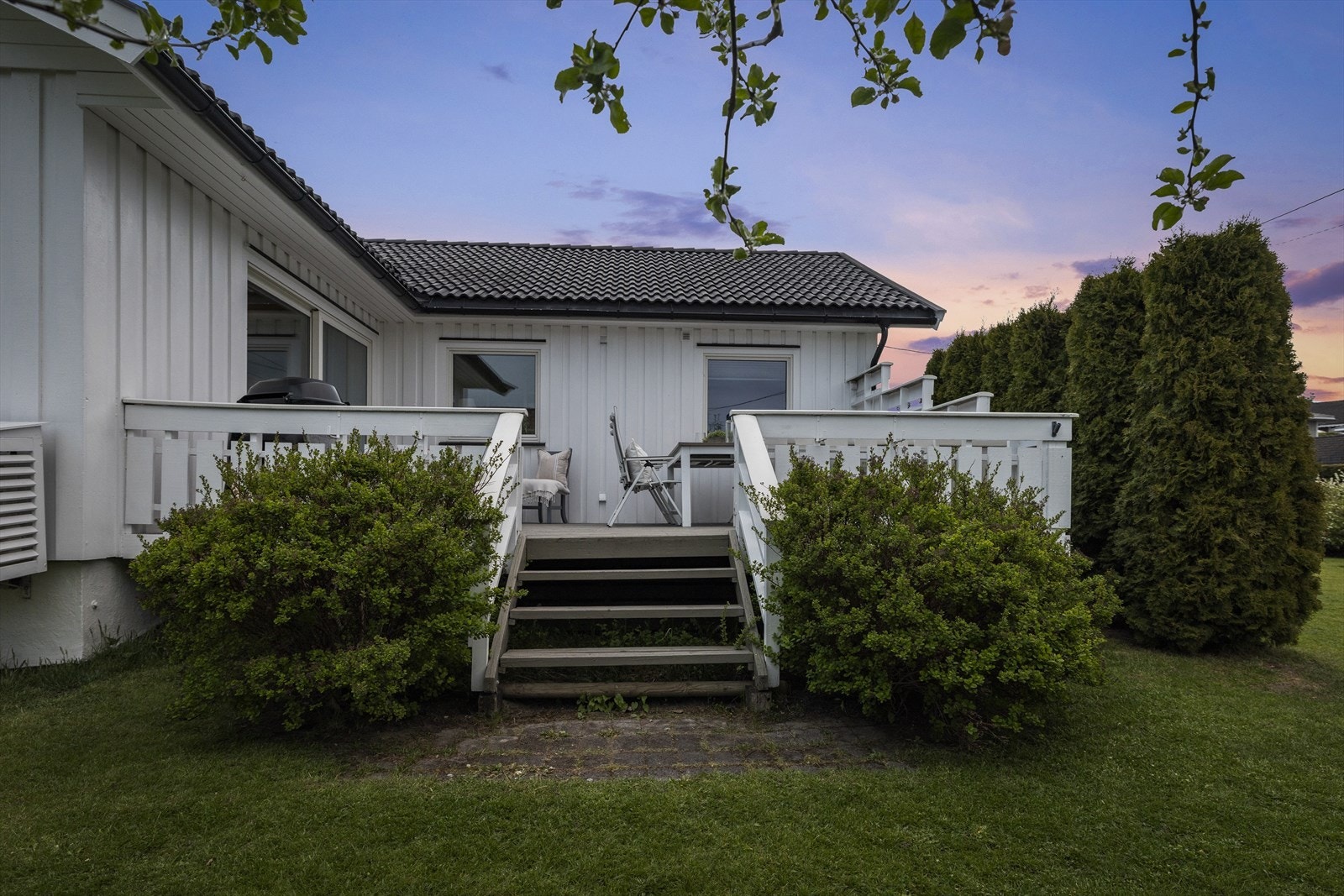 Uteplassen innbyr til rolige morgener med kaffekoppen eller sosiale sommerkvelder med gode venner. Galleribilde
