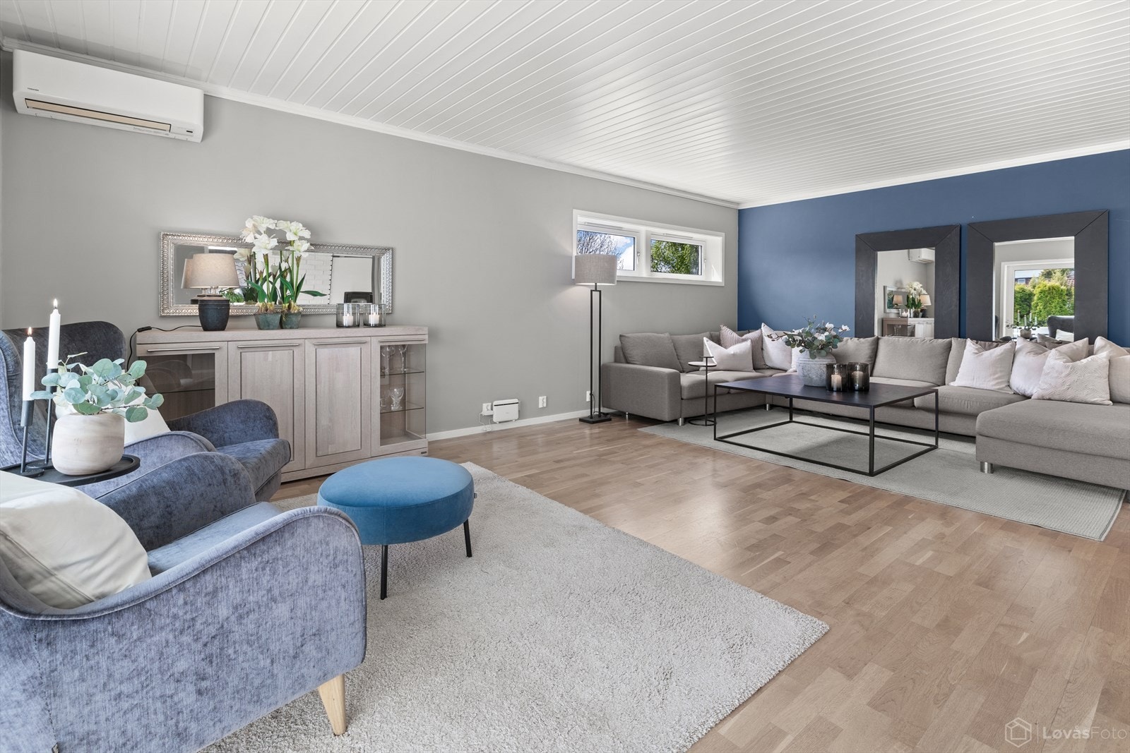 Stuen har en lun og innbydende atmosfære med vedovn som skaper ekstra hygge på kjølige kvelder. Store møbleringsflater gjør det enkelt å tilpasse rommet etter familiens behov. Galleribilde