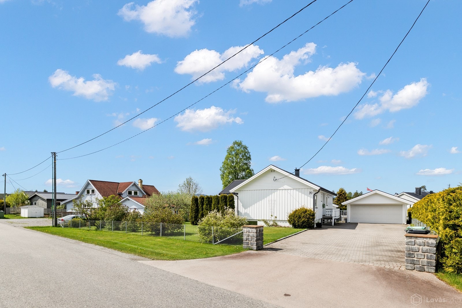 Eiendommen har et åpent og luftig preg med god plass rundt boligen. Galleribilde