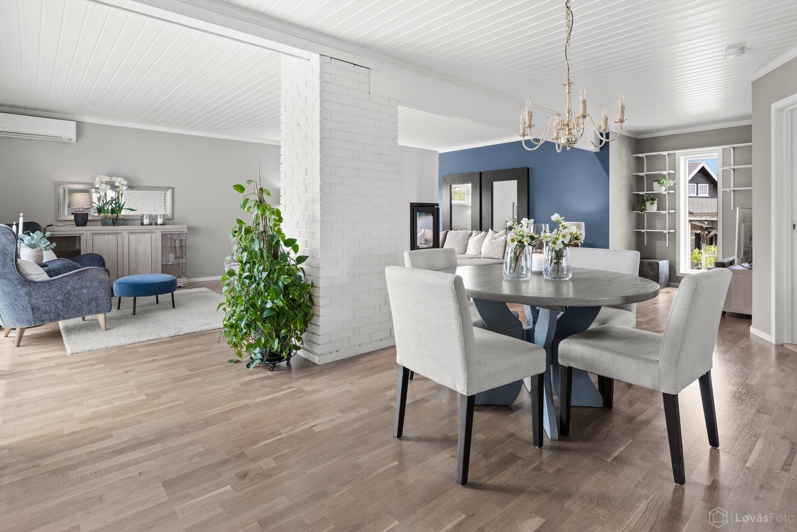 Tilbake inn i boligen finner vi en hyggelig spiseplass med god kapasitet rundt bordet. Galleribilde