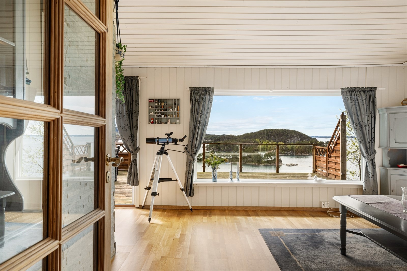 Når du kommer inn i stuen møtes du av den fantastiske utsikten mot havet og omkringliggende fjell Galleribilde