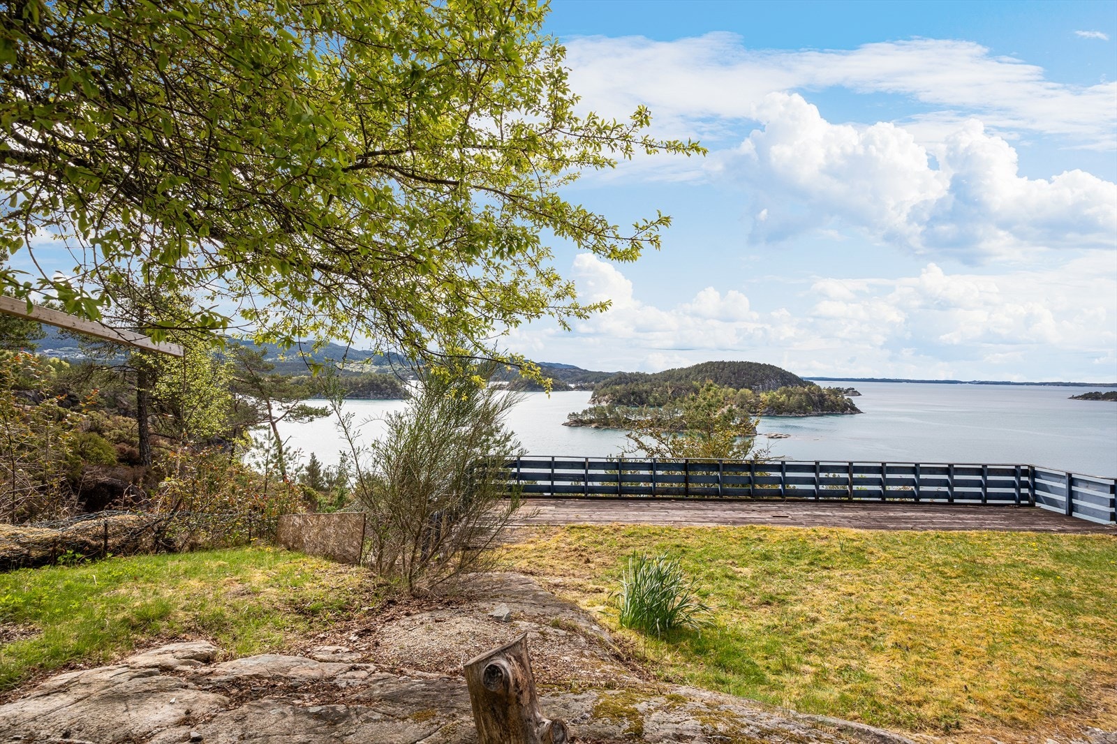 Eiendommen byr på flere flotte og solrike uteområder Galleribilde