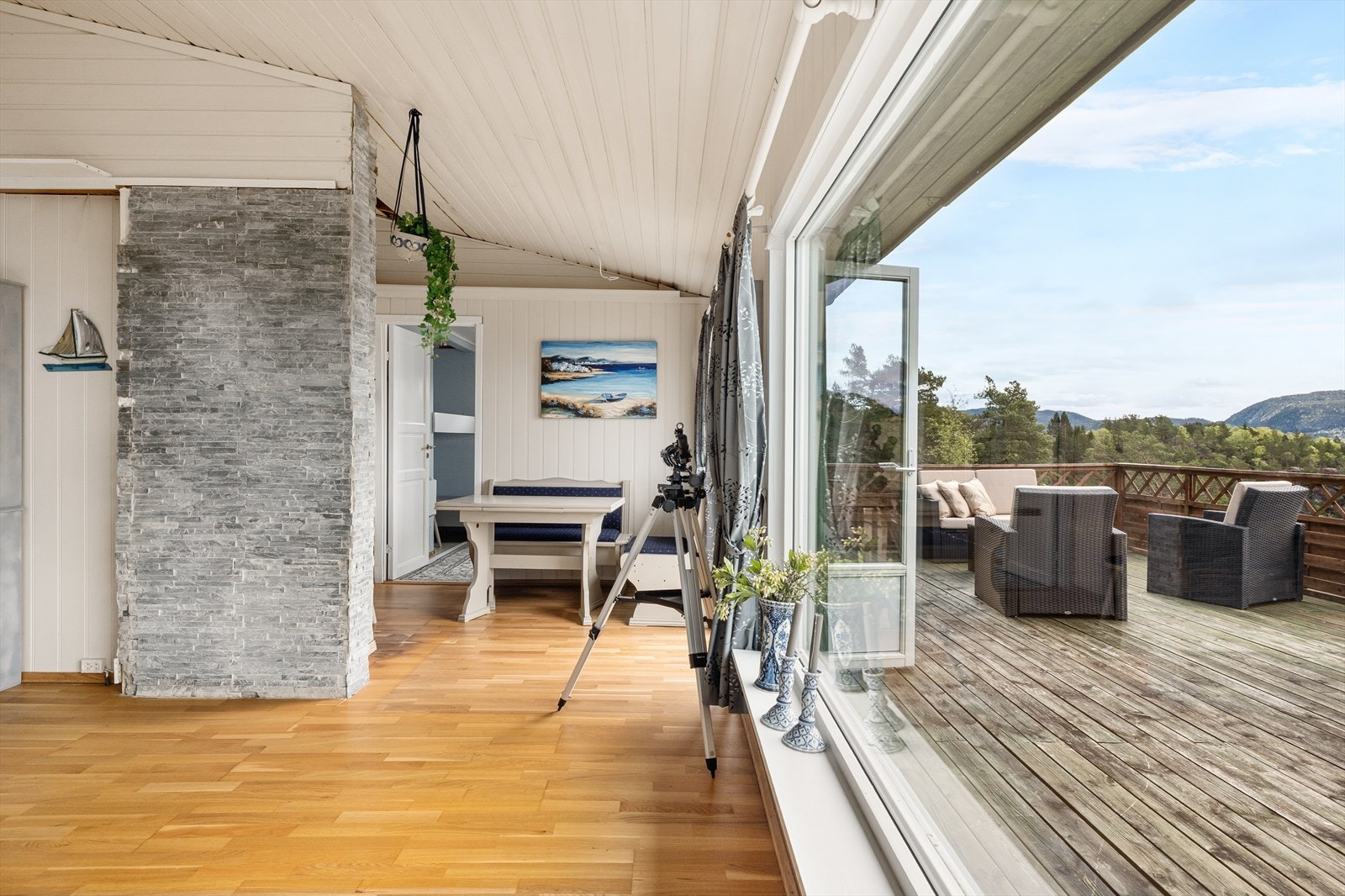 Fra stuen er det utgang til en hyggelig terrasse med mulighet for å innrede flere lune soner Galleribilde