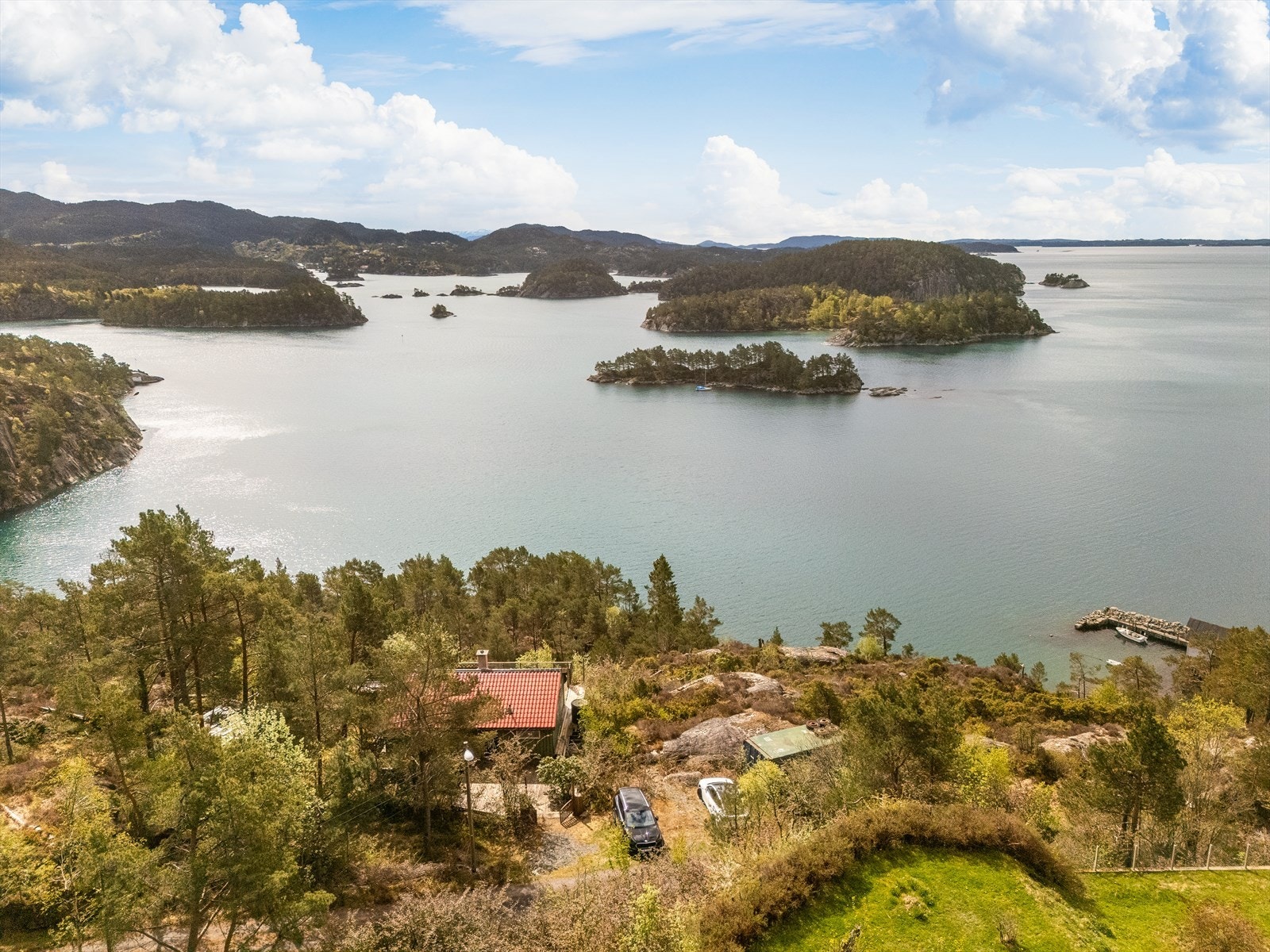 Her får du en fredelig beliggenhet med nærhet til både sjø og flott natur Galleribilde