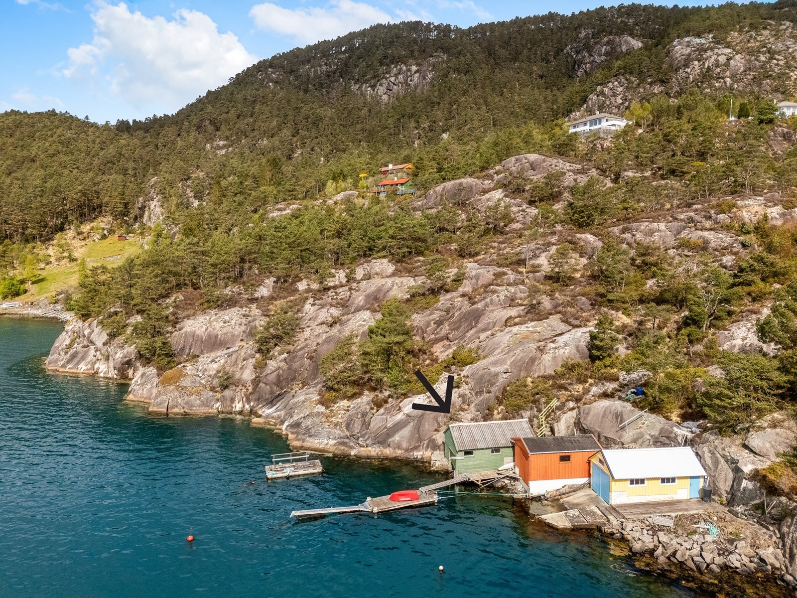 Med eiendommen følger også tilhørende nøst ved sjøen. Galleribilde