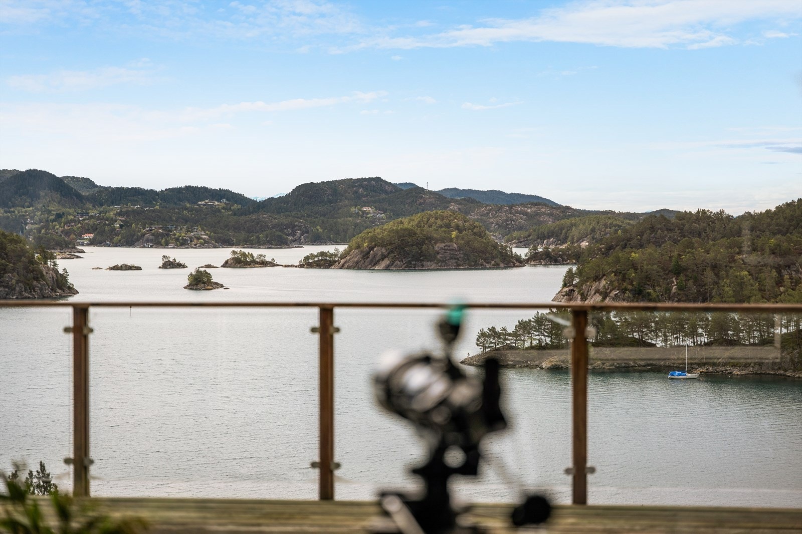 Nyt nærheten til havet, vakre fjellandskap og et aktivt båtliv. Galleribilde