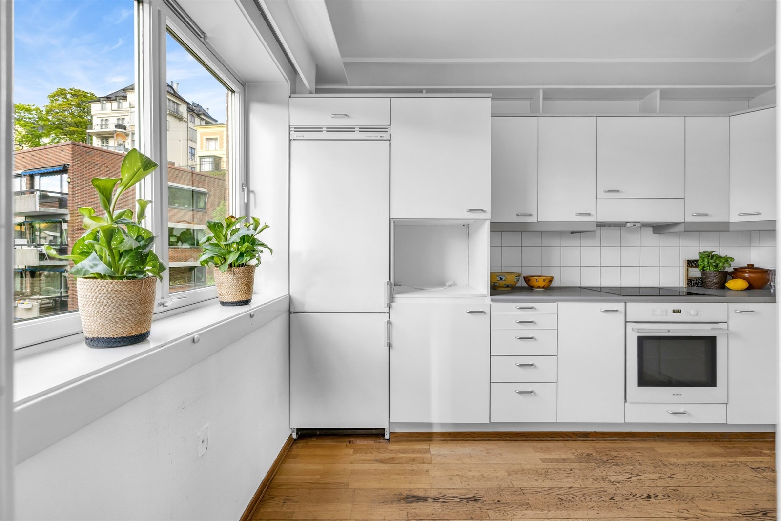 Innredningen er fra ukjent årstall og består av glatte fronter, benkeplate av laminat og nedfelt kjøkkenvask. Integrert stekeovn og platetopp samt frittstående kjøleskap med fryserdel og frittstående oppvaskmaksin. Galleribilde