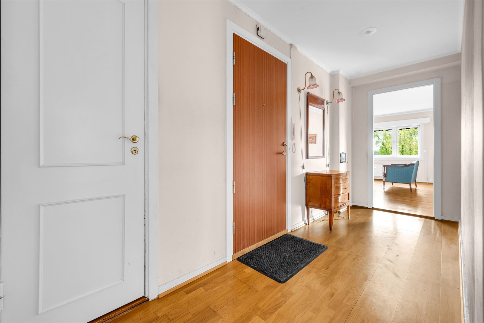 Velkommen inn! Adomst til leiligheten via felles trappeoppgang med heis. Galleribilde