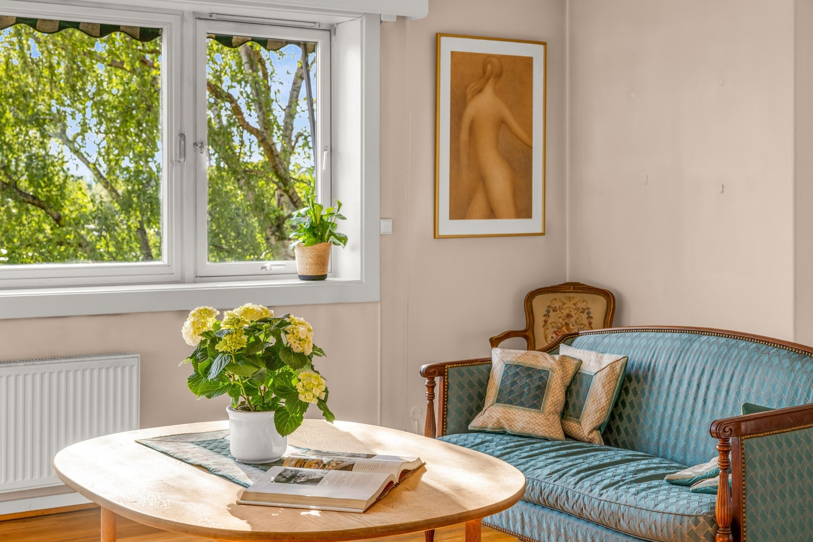 Leiligheten har store vindusflater og fritt utsyn. Galleribilde