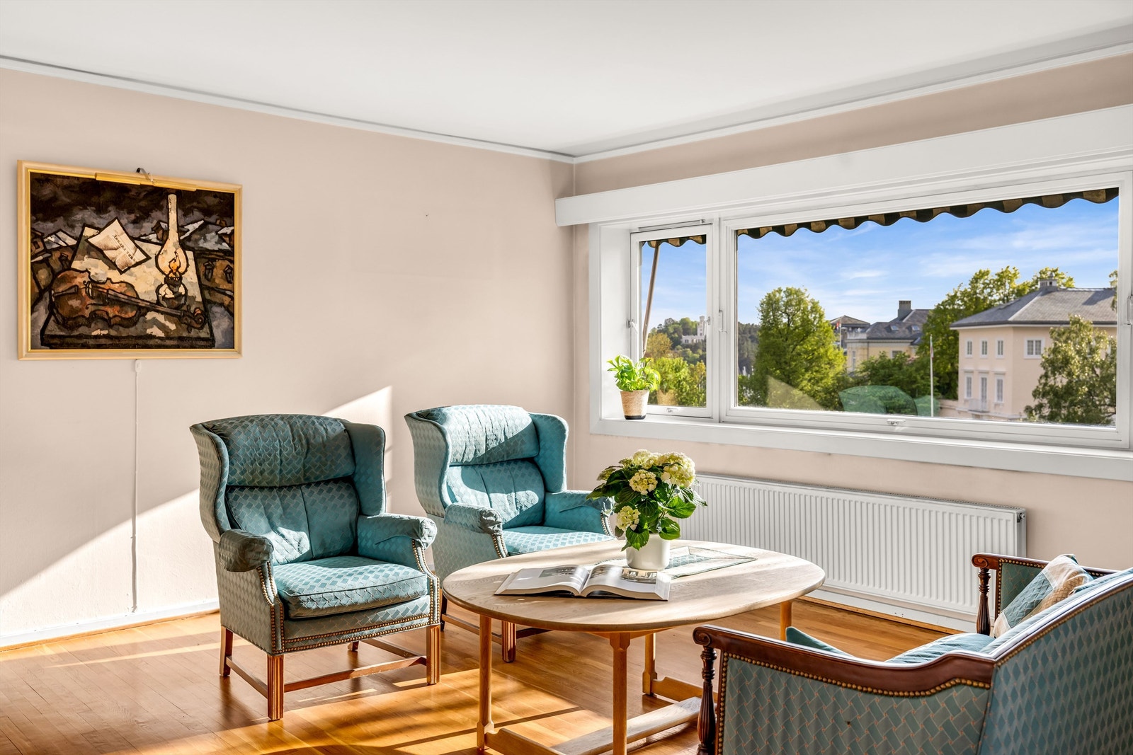 Mye naturlig lysinnslipp fra de store vindusflatene. Galleribilde
