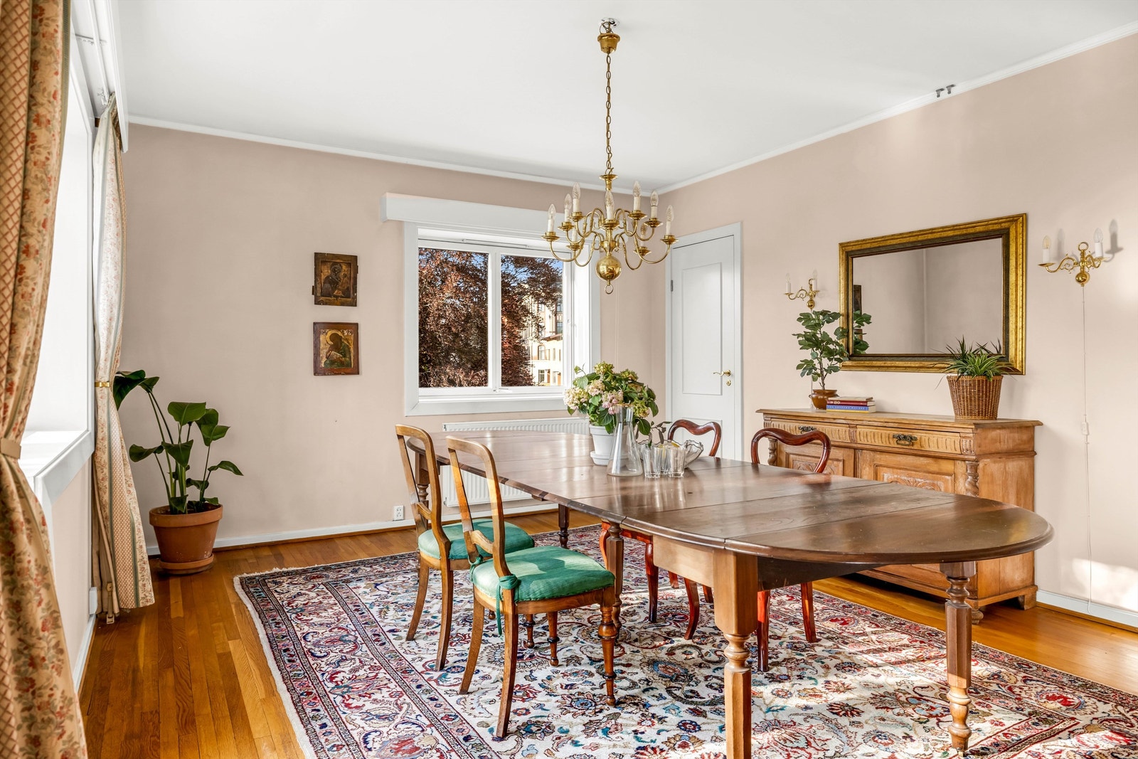 Spisestue med plass til stort spisebord. Galleribilde