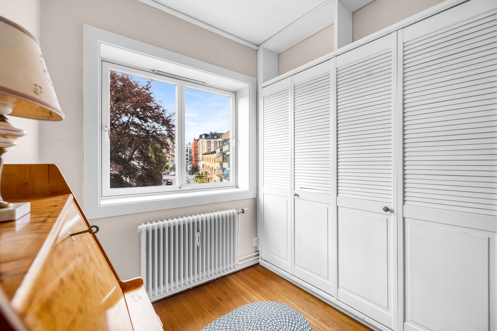 Rommet som i dag betegnes som kontor er av mindre størrelse enn de to soverommene. Dette rommet har flere bruksmuligheter og kan også egne seg som gjesterom/barnerom. Galleribilde