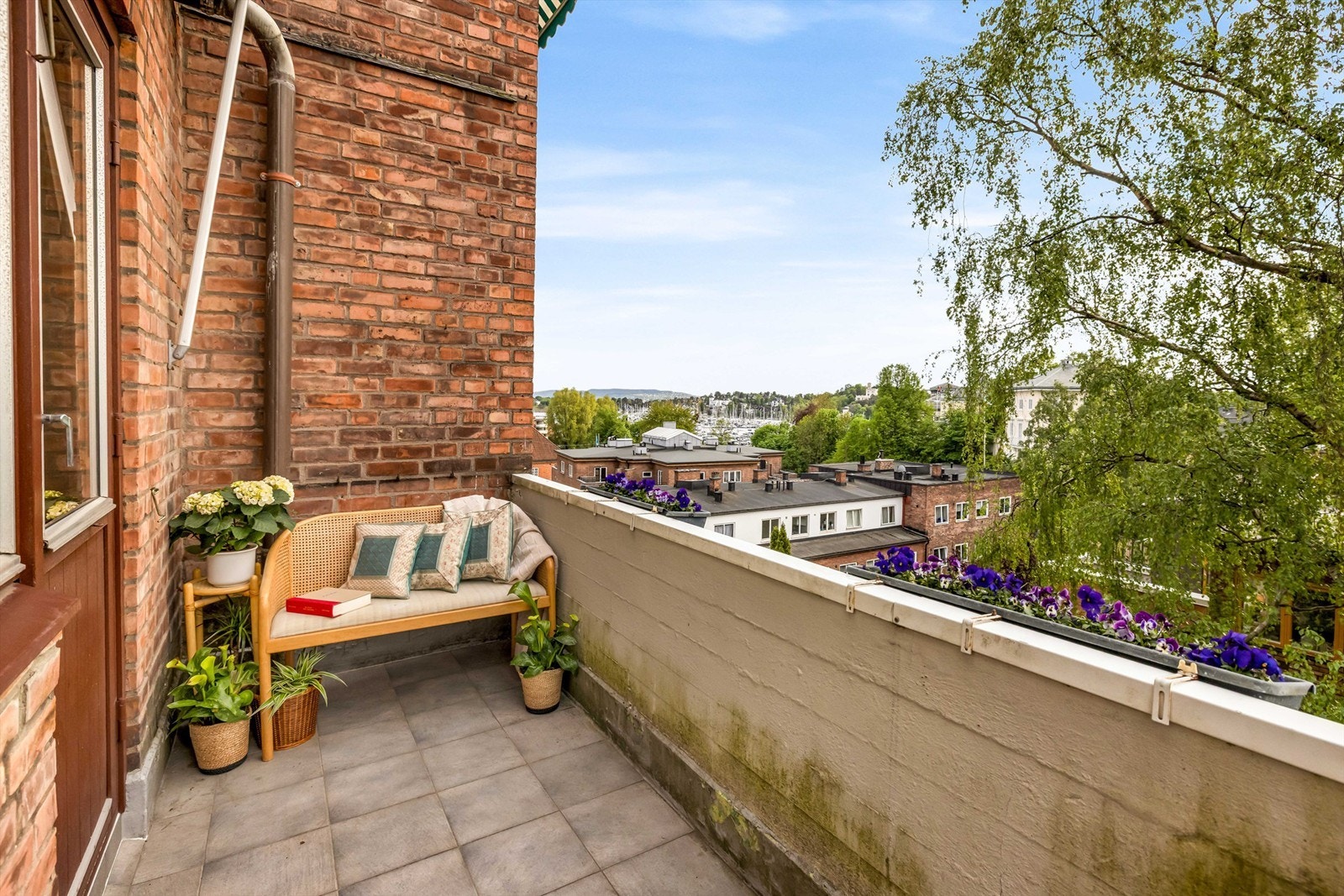 Plass til enkel møblering og beplanting. Selger opplyser om at det er sol fra ca. kl. 13.00 og ut dagen. Galleribilde