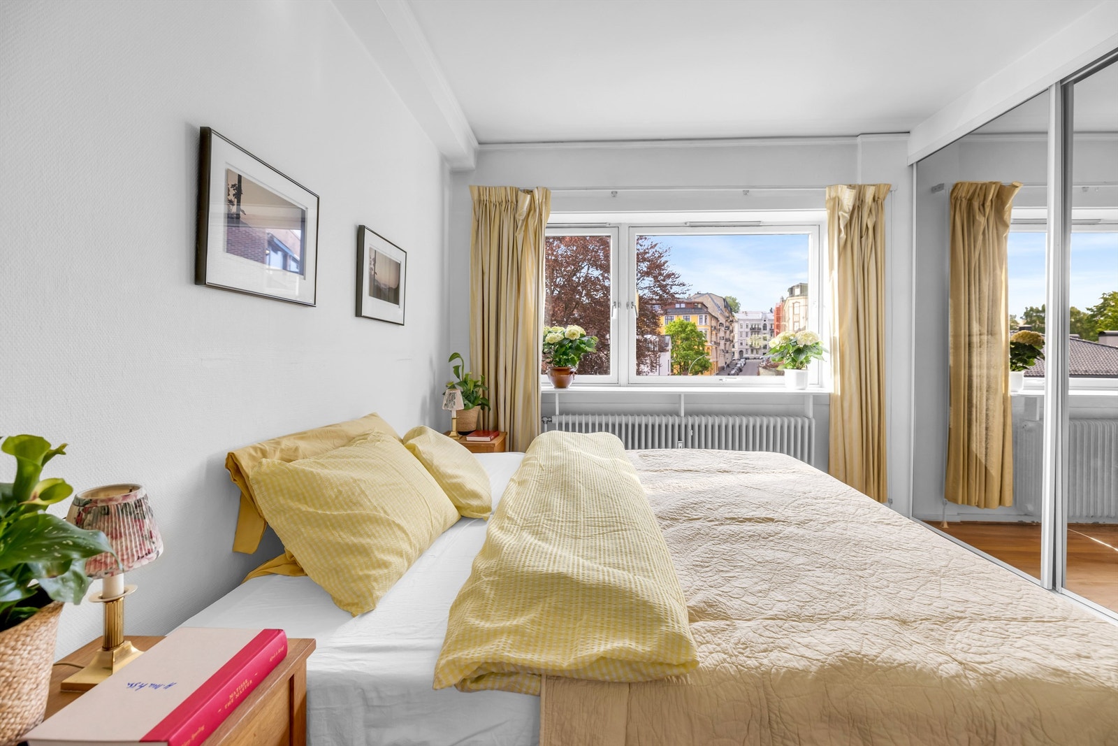 Det er montert skyvedørsgarderobe med speilfronter på et av soverommene. Galleribilde