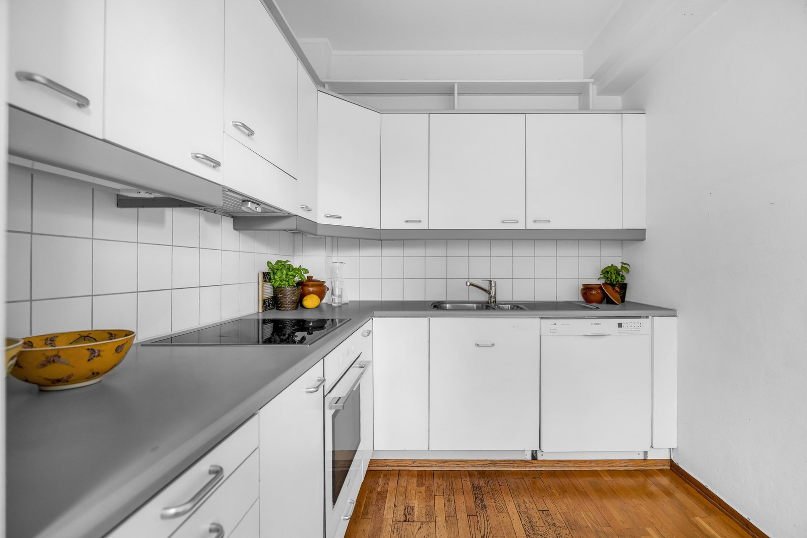 Det er rikelig med plass til oppbevaring i både over- og underskap. Galleribilde