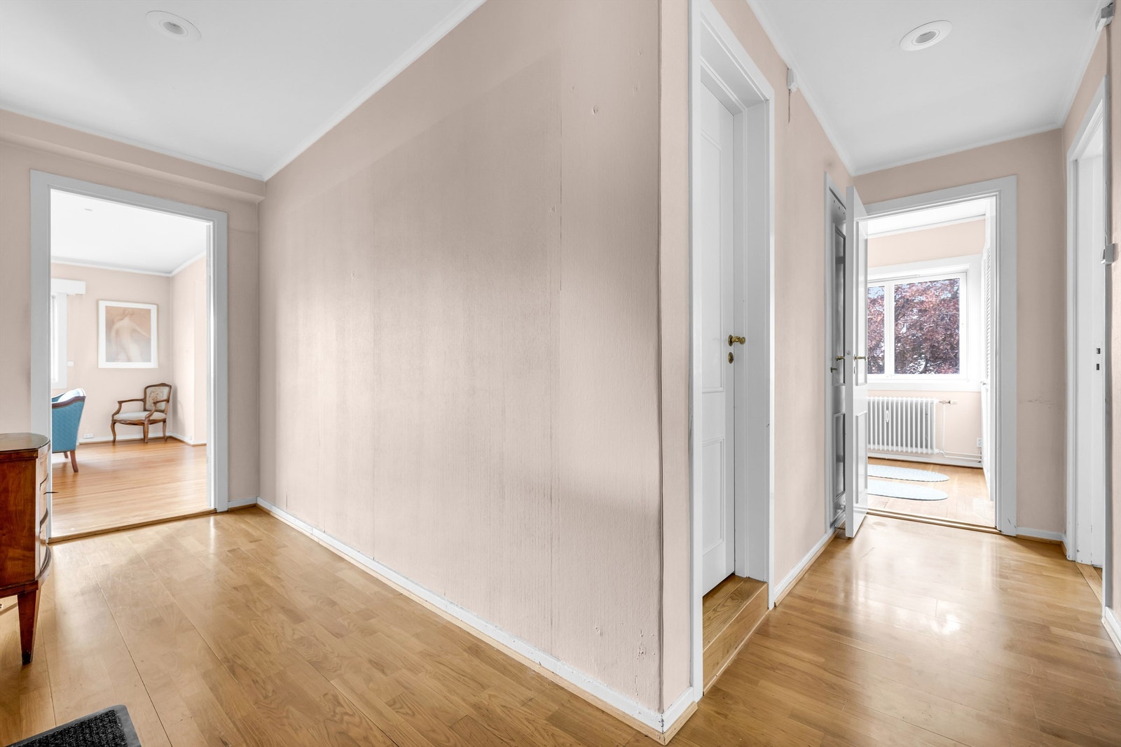 Stor, lys entré som leder videre til boligens øvrige rom. God plass til å sette fra seg sko og henge fra seg yttertøy. Galleribilde